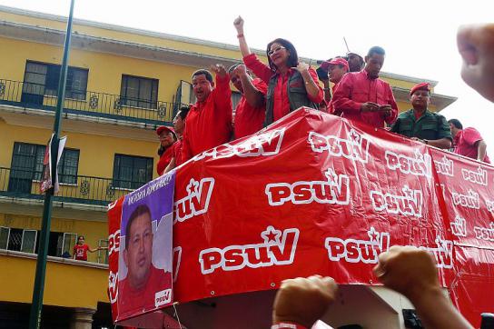 Unter Jubel empfangen: Chávez und PSUV-Kandidaten