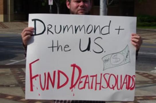 Demonstrant in den USA mit Plakat gegen Drummond