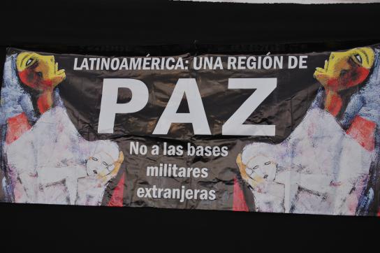 "Gegen Militärbasen": Transparent auf dem Sozialforum in Asunción