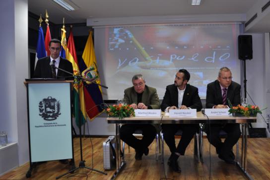 Podium der zweiten Botschaftskonferenz "ALBA und die Medien"