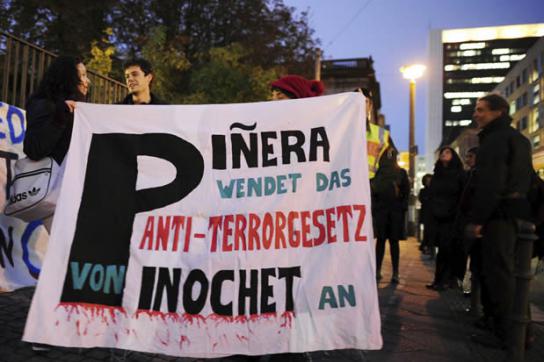 Demonstranten in Berlin weisen auf das Anti-Terror-Gesetz hin