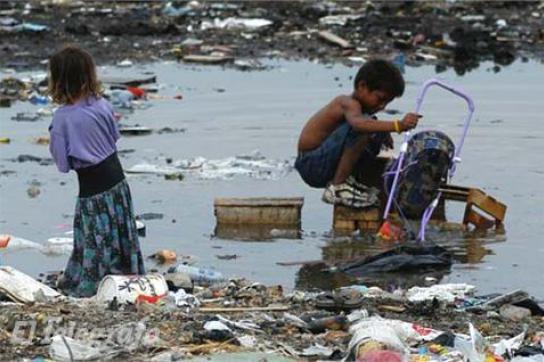 Kinder arbeiten auf einer Müllkippe