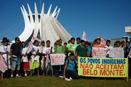 Indigene protestieren vor dem brasilianischen Kongress