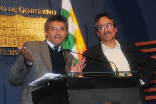 Regierungssprecher Ivan Canelas und Infrastrukturminister Wálter Delgadillo.