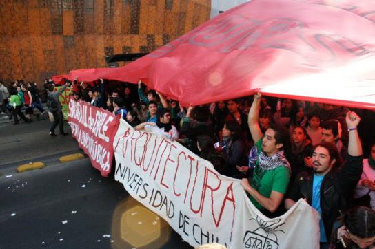 Studierende protestieren in Chile gegen schlechte und teure Bildung, hier im Juli 2011. Nun könnte die Bewegung auch das parlamentarische System verändern. Studierende der Fakultät für Architektur und Städtebauentwicklung