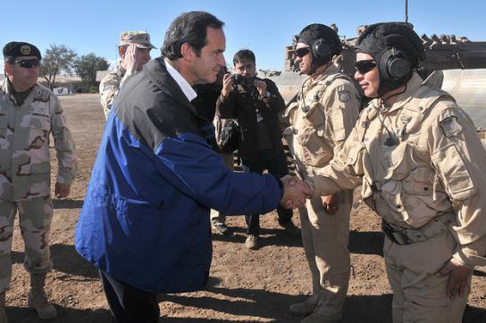 Chiles Verteidigungsminister Andres Allamand mit einer Rettungseinheit