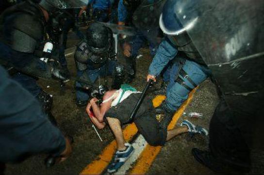 Polizeieinsatz am Rande des EU-Lateinamerika-Gipfels in Guadalajara (Mexiko) im Juni 2004
