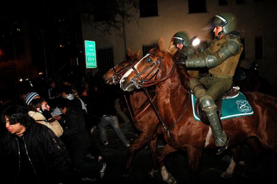 Polizeieinsatz während der Bildungsproteste in Santiago de Chile Demonstranten flüchten vor berittenenCarabineros
