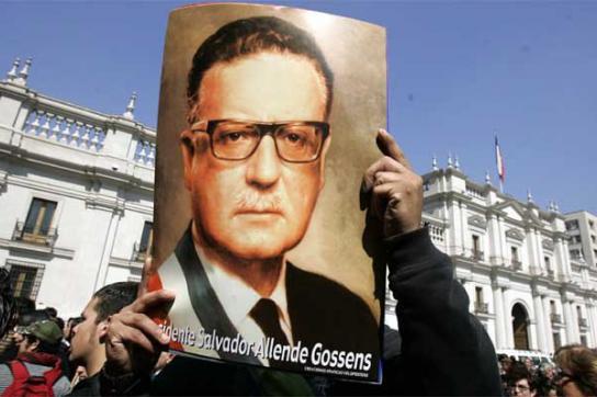 Anhänger von Salvador Allende mit Portrait des Politikers