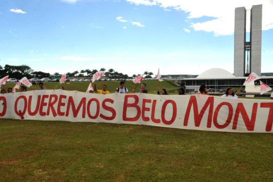 Aktivisten protestieren gegen das Staudammprojekt Belo Monte