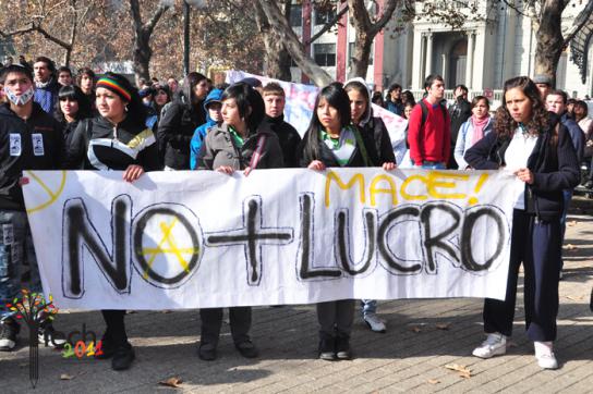 "Kein Profit mehr": Schüler und Studierende protestieren gegen die Zustände im chilenischen Bildungssystem Protestierende Schüler und Studierende mit einem Transparent