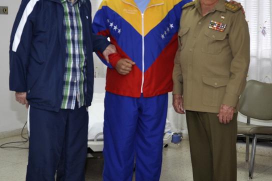 Hugo Chávez mit Fidel und Raúl Castro in Kuba
