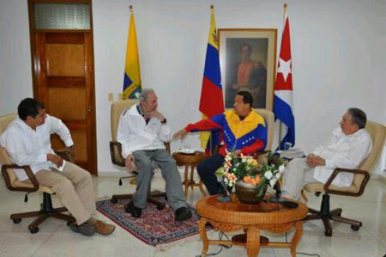 Correa (ganz links) bei dem Gespräch mit Chávez (mitte) und den Brüdern Fidel (l