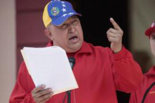 Hugo Chávez mit dem Artikel des El Nuevo Herald
