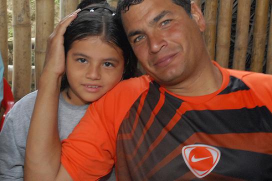Präsident Rafael Correa mit einem Mädchen in der Gemeinde El Maicito