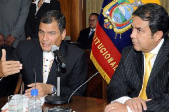 Rafael Correa mit dem Verfassungsgerichtspräsidenten Patricio Pazmiño bei der Übergabe der Fragen Rafael Correa mit dem Verfassungsgerichtspräsidenten Patricio Pazmiño