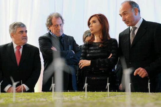 Fernández mit Gouverneur und Wirtschaftsvertretern bei der Einweihung in Rawson