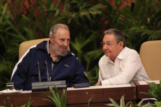 Fidel Castro und Raúl Castro am Ende des sechsten Parteitags der PCC