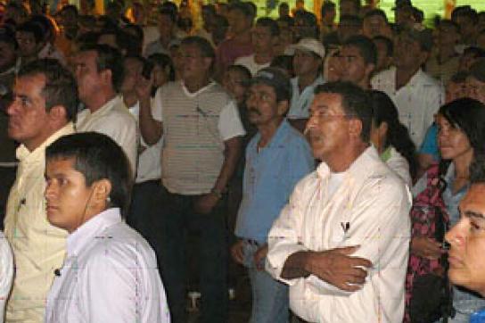 Versammelte Arbeiter der Pacific Rubiales