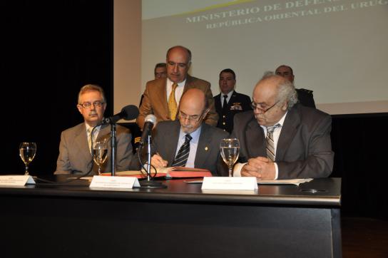 Huidobro bei der Amtseinführung mit Präsidentschaftssekretär Alberto Breccia