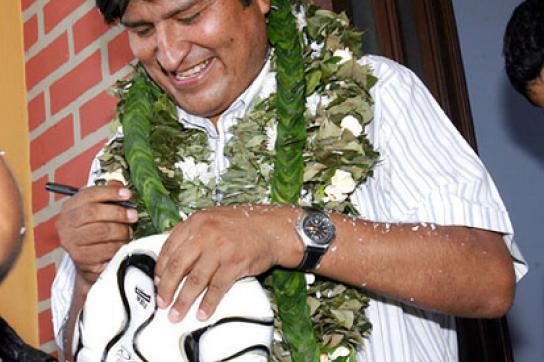 Boliviens Präsident Evo Morales mit einer Kette aus Kokablättern