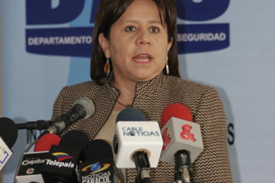 Maria del Pilar Hurtado vor Mikrofonen