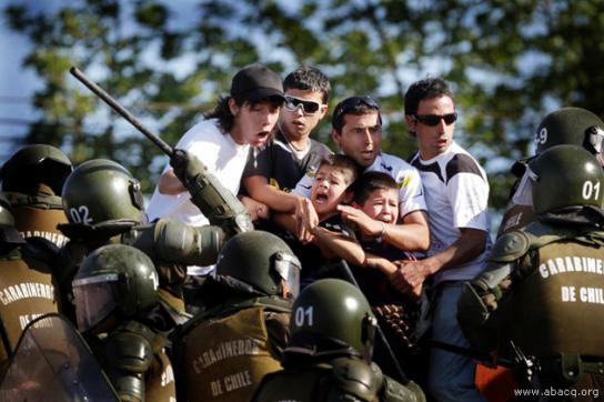 Thema bei der Menschenrechtskommission: Polizeigewalt in Chile Chilenische Polizisten prügeln auf Protestierer ein