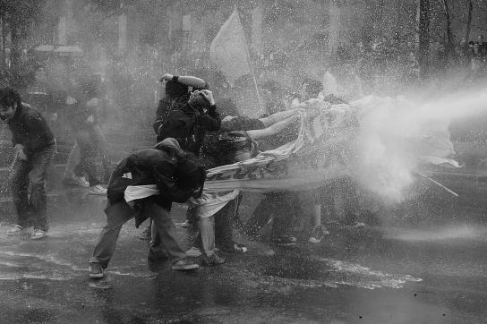 Wasserwerfer gegen Demonstranten in Santiago de Chile