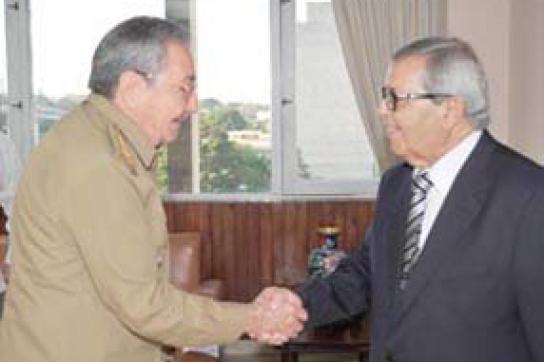 Raúl Castro mit libyschem Unterhändler