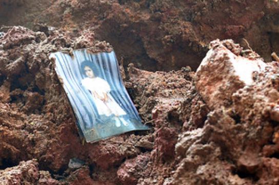 Bild eines Kindes in den Trümmern von Nova Friburgo 