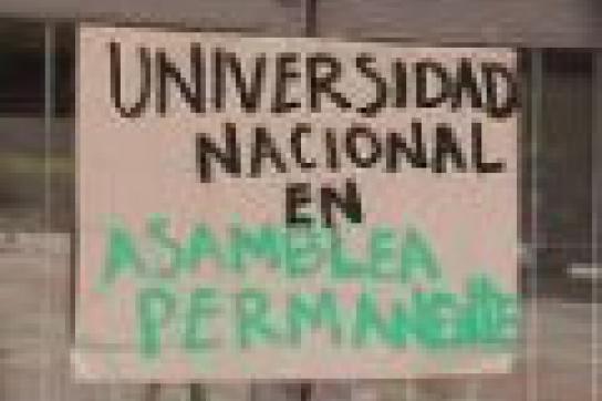 Plakat am Unizaun: "Nationale Universität in permanenter Versammlung"