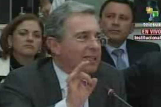Àlvaro Uribe vor dem Untersuchungsausschuss des kolumbianischen Kongress