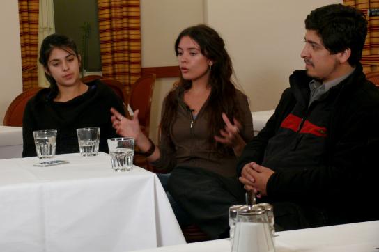 Karol Cariola, Camila Vallejo und Jorge Murúa im Gespräch mit amerika21.de