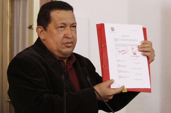 "Soziale Gerechtigkeit": Mit einer Forderung unterstrich der Präsident seine Lesart des neuen Arbeitsgesetzes Chávez mit unterzeichnetem Arbeitsgesetz