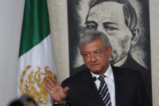 López Obrador vor dem Portrait von Benito Juárez