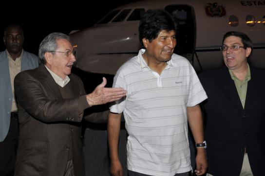 Auf dem Flughafen von Havanna: Raúl Castro, Evo Morales, Außenminister Bruno Rodríguez
