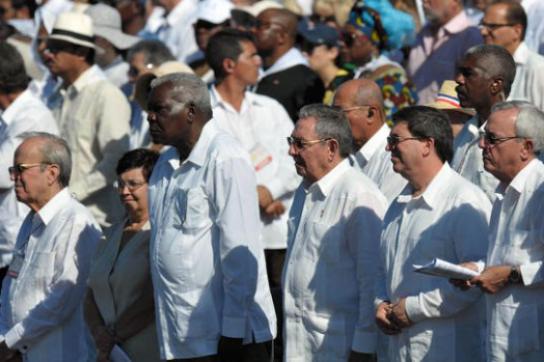 Präsident Raúl Castro und Regierungsmitglieder bei der Messe