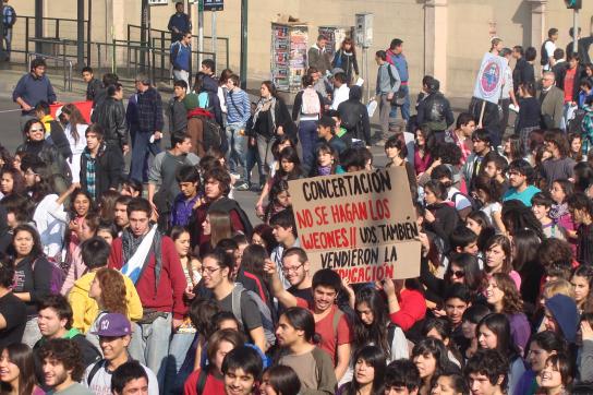 "Concertación. Stellt euch nicht blöd. Ihr habt auch die Bildung verkauft" – Parole gegen das Mitte-Rechts-Bündnis bei den Schüler- und Studierendenprotesten im Juni 2011