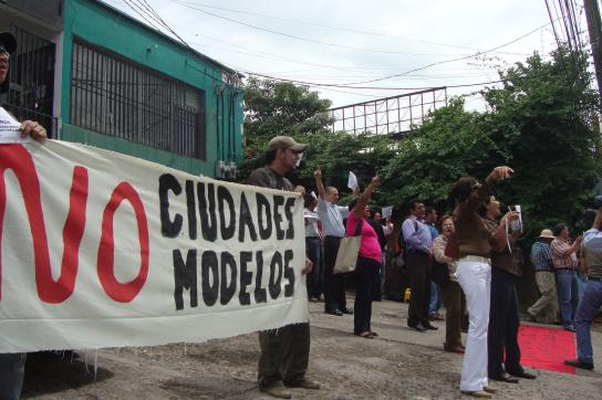 Proteste gegen die geplanten Modellstädte