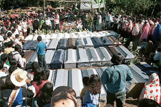 Beisetzung der 45 Opfer des Massakers von Acteal, Chiapas, 1997 Begräbnis in Acteal nach dem Massaker