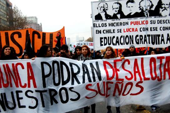 "Unsere Träume werden sie niemals räumen können" - Anspielung auf die Räumung ("desalojo") der besetzten Schulen Transparent bei Demonstration in Chile