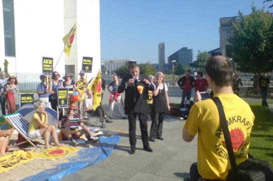 "Keine Exportkreditbürgschaft für Angra 3": Protest gegen Atomexport vor dem Kanzleramt im Juli 2011 Protest gegen Hermeskredit vor dem Kanzleramt