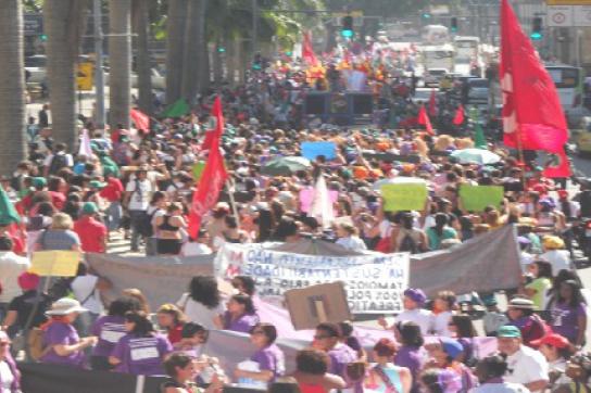 "Marsch der Frauen" in Rio de Janeiro: 10.000 protestieren vor der staatlichen Entwicklungsbank BNDES "Marsch der Frauen" in Rio de Janeiro
