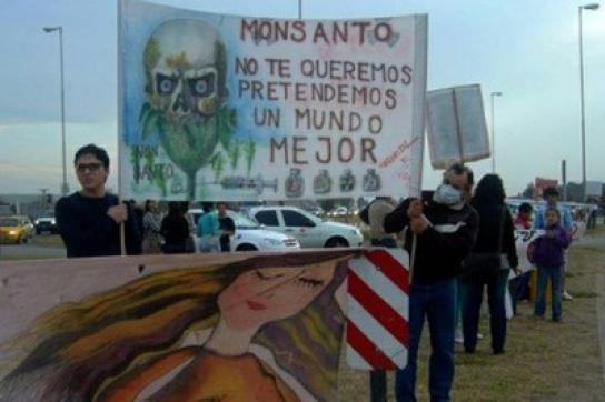 Protest und Transparent gegen Monsanto