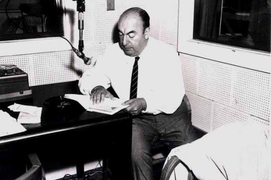 Pablo Neruda während einer Tonaufnahme 1966