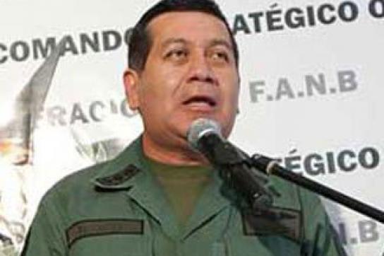 Zu sehen ist der neue Verteidigungsminister Rangel Silva in Uniform vor Mikro
