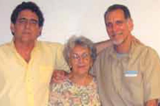 González (r.) mit Mutter und Bruder