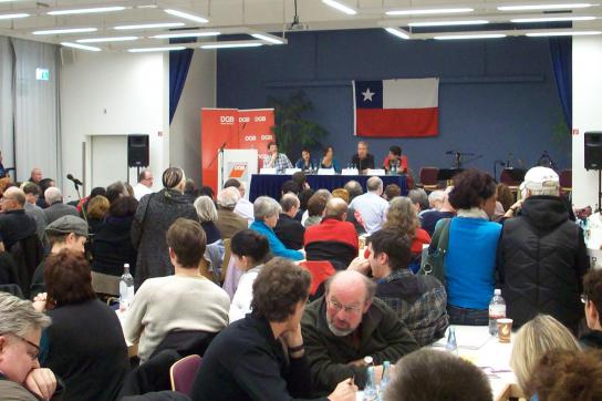Volles Haus in Frankfurt: über 300 Menschen wollten die Gäste aus Chile hören Volles Haus in Frankfurt: über 300 Menschen wollten die Gäste aus Chile hören