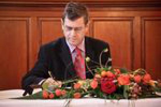 Survival-Chef Stephen Corry, hier beim Eintrag in das Goldene Buch der Stadt Bonn Survival-Chef Stephen Corry