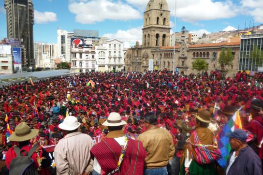 MAS-Anhänger aus über 20 Hochland-Gemeinden auf der Plaza San Francisco in La Paz. MAS-Demo in Bolivien La Paz